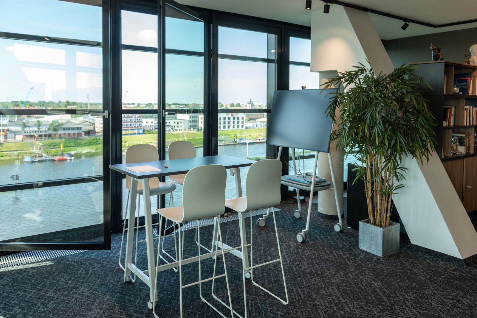 Stehtisch mit Blick auf die Weser