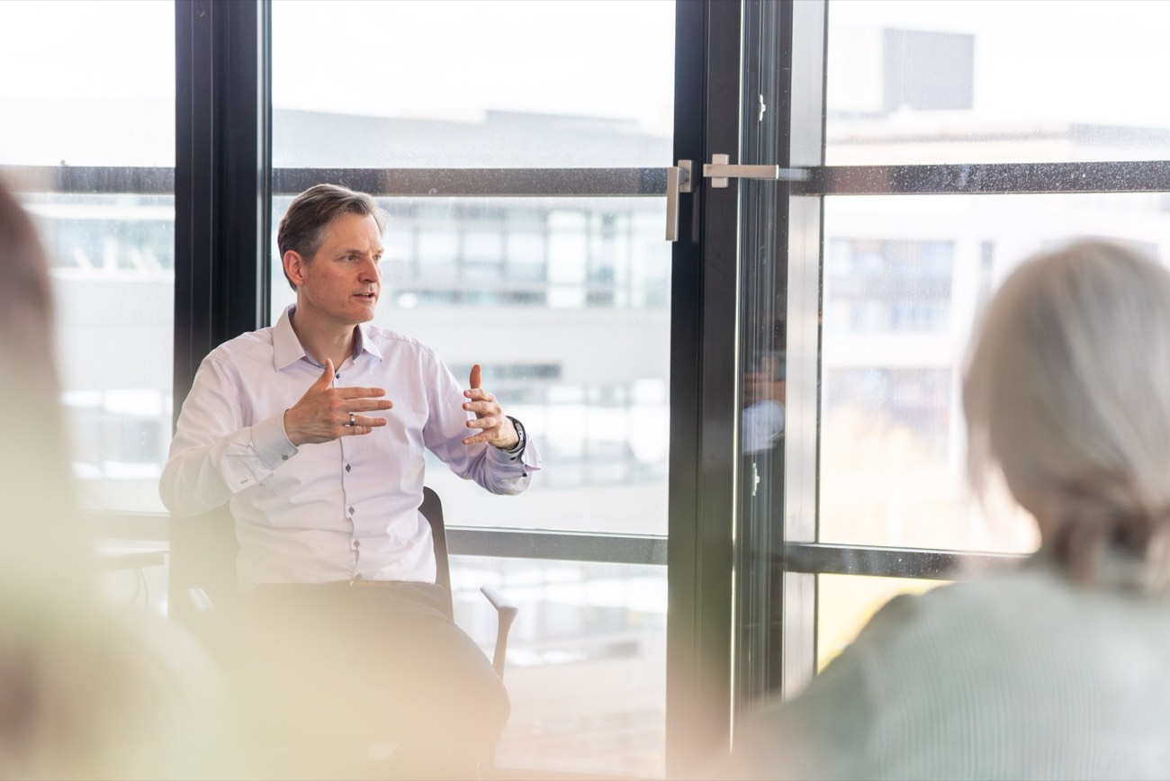 Sebastian Herbst im Gespräch mit einer Führungskraft im ROTH INSTITUT
