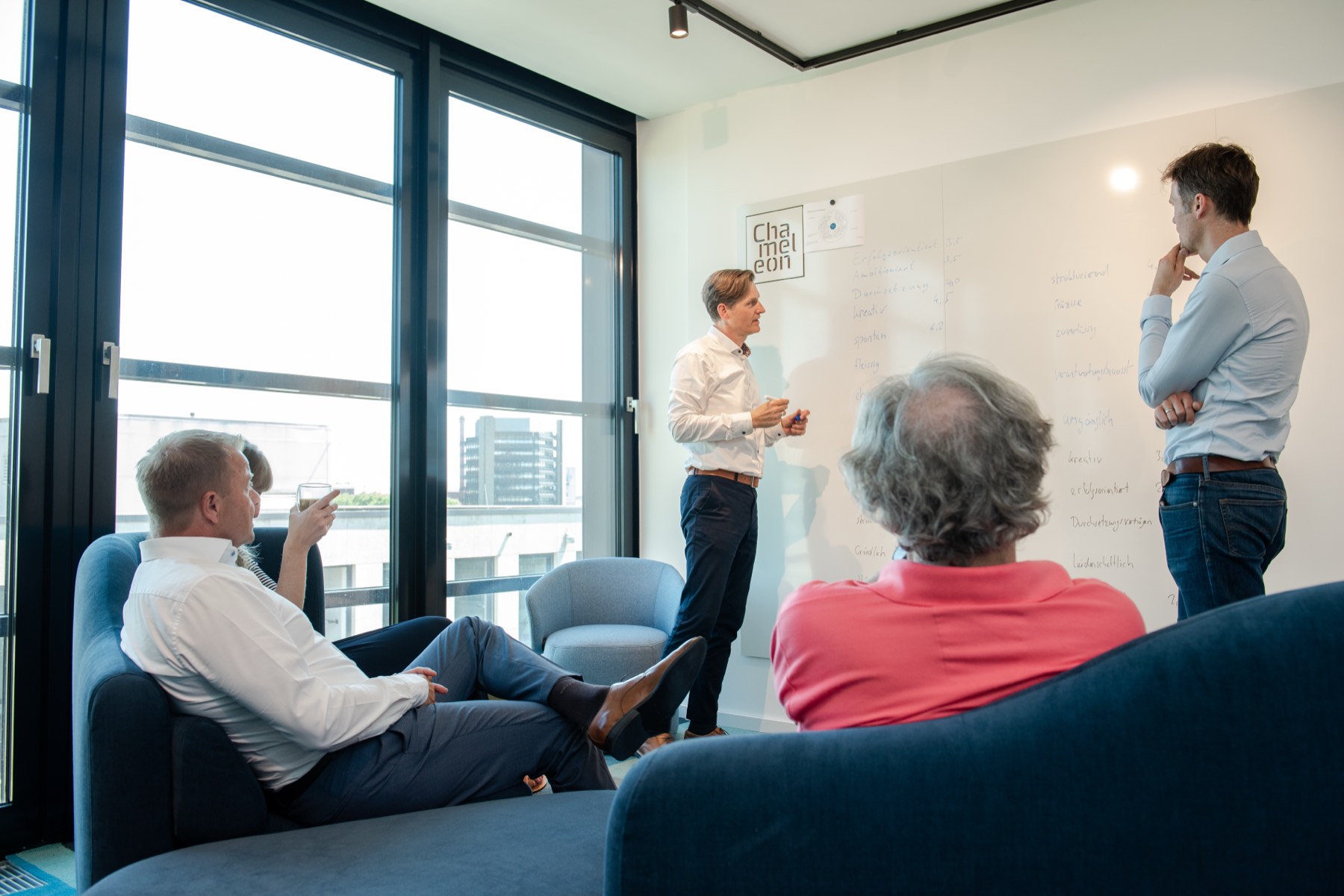 Führungskräfteentwicklung im offenen Programm: Seminargruppe im Stuhlkreis